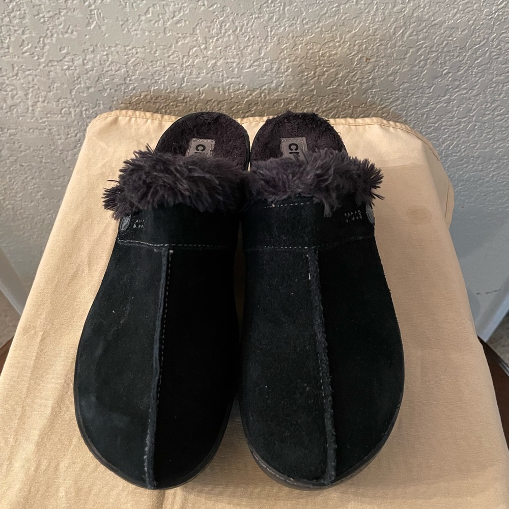 Crocs clog fur lined.